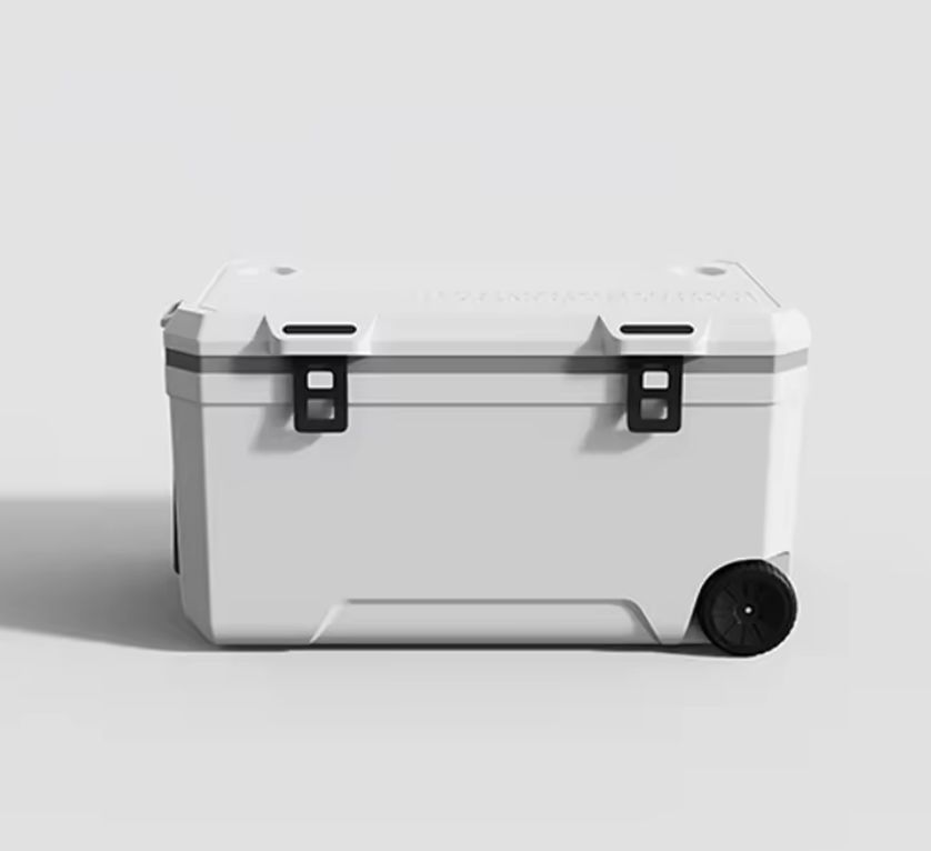 Caixa térmica de plástico com capacidade para 120L, com dimensões internas de 792*400*400mm e dimensões externas de 940*358*492mm, para conservação e transporte de alimentos